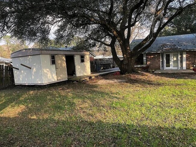 Building Photo - 353 W 26th St