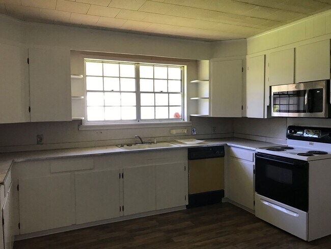 Foto del edificio - 3904 Castle Rd - on corner of Castle and C...