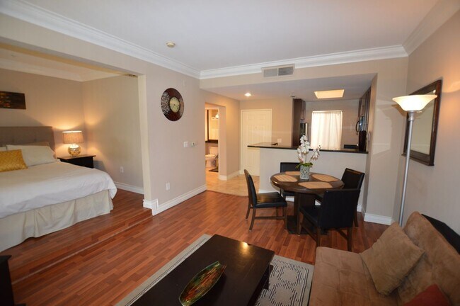 Building Photo - Meridian STUDIO Condo Fully Furnished w/Ma...