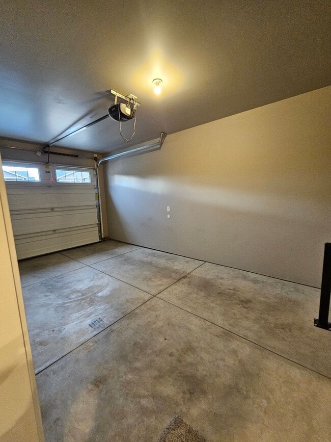 Building Photo - Beautiful Townhomes in East Medford