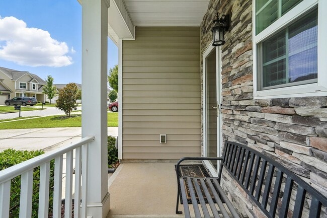 Building Photo - Beautifully Maintained 3-Bedroom Home with...