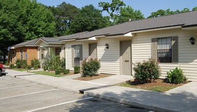 Building Photo - 9 Camellia Dr