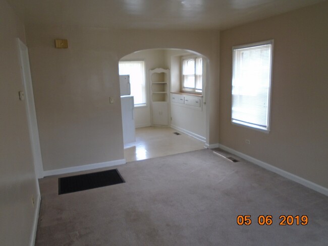 Building Photo - Spacious 2 Bedroom, Home Great Location