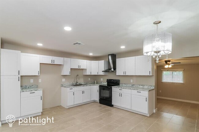 Building Photo - 6633 W Rose Ln