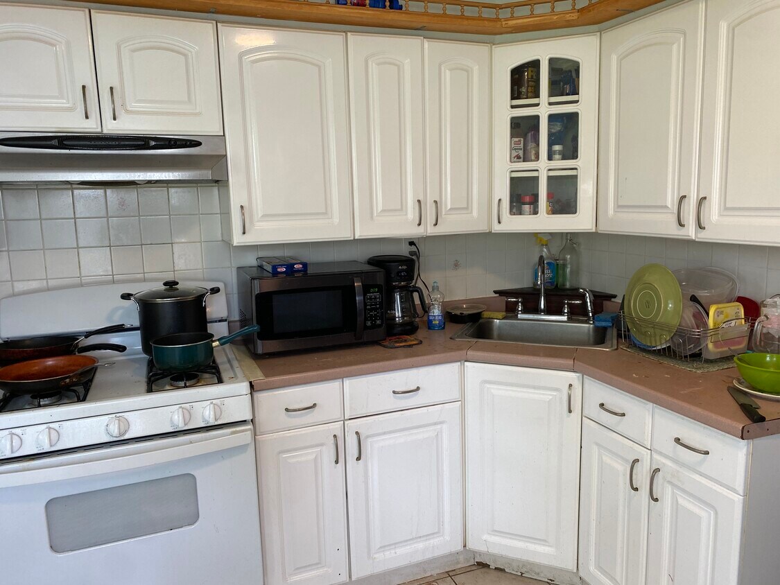 Shared kitchen with 3 Men - 24 Parkerson Rd