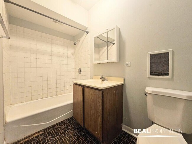 Building Photo - 1 bedroom in CHICAGO IL 60657