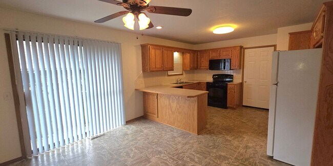 Foto del edificio - Rare 2 bedroom 2 bathroom duplex with 2 car garage! $1150