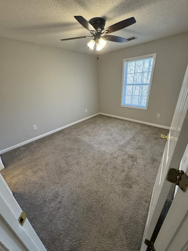 Foto del edificio - 40 Hanna Dr