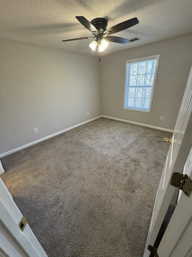 Building Photo - 40 Hanna Dr