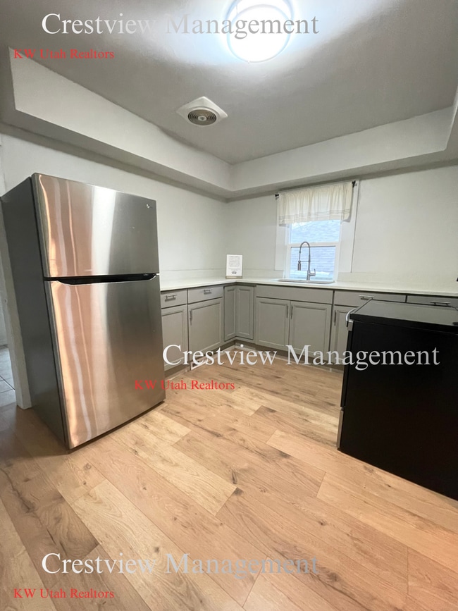 Building Photo - Deem Triplex