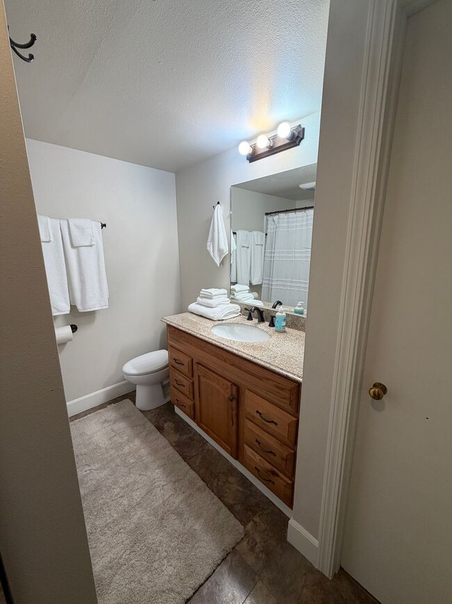 Building Photo - Newly remodeled and furnished 1 bedroom