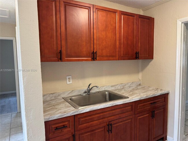 Foto del edificio - 2352 NW 13th Ct
