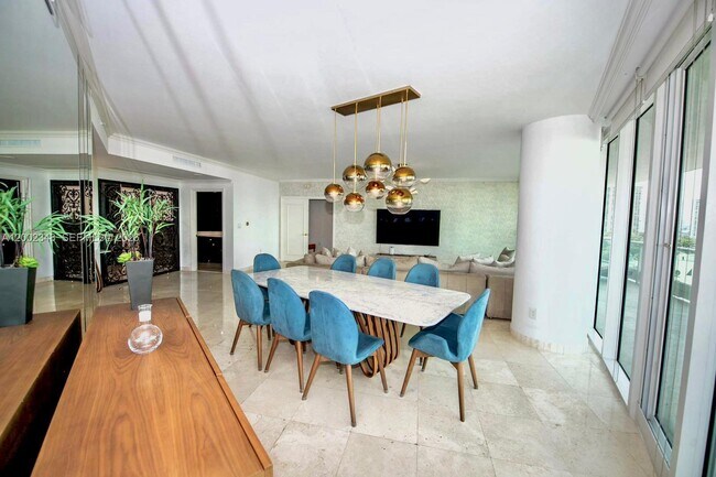 Foto del edificio - 19955 NE 38th Ct