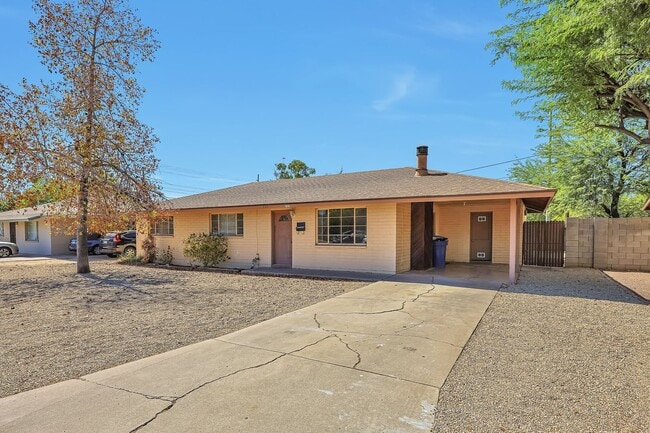 Building Photo - 727 E Vista Del Cerro Dr