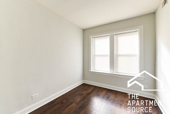Foto del edificio - 4876 W Armitage Ave