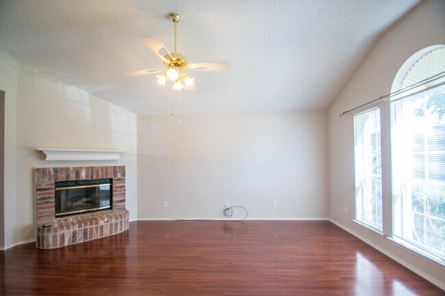 Foto del edificio - Beautifully crafted 3-2-2 home in the Fort...