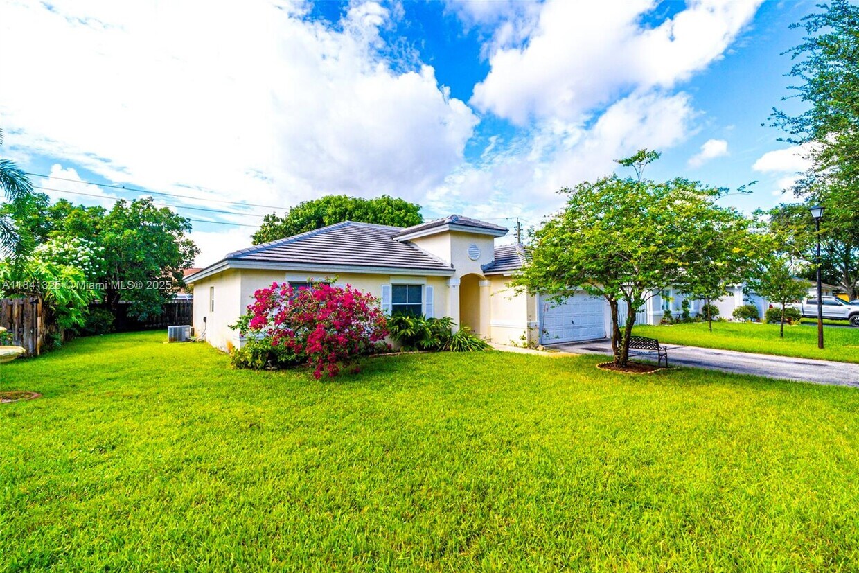 Foto principal - 9012 SW 20th Pl.