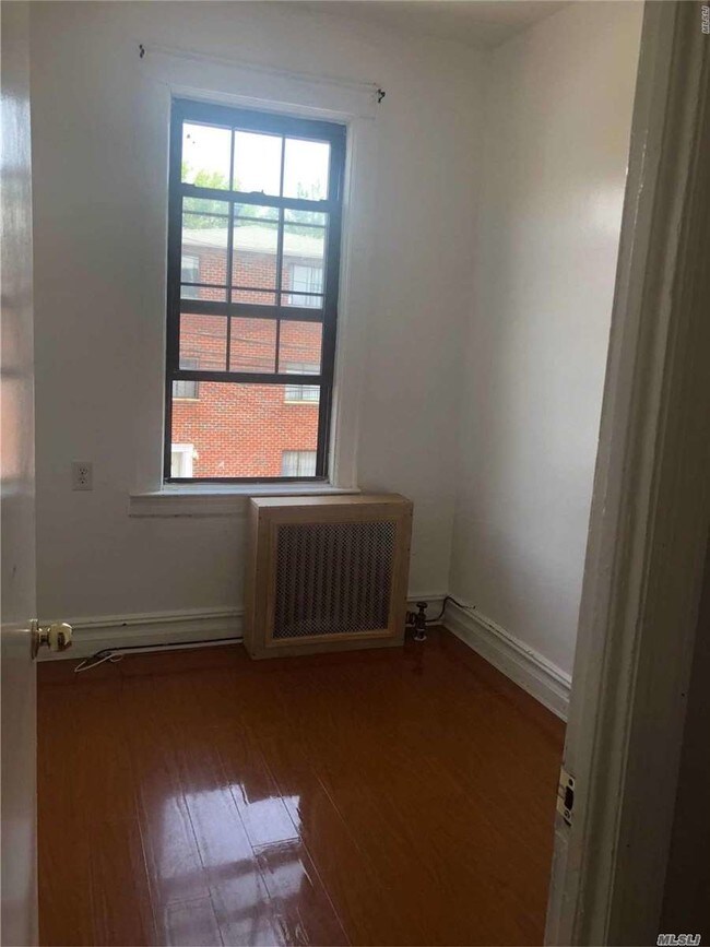 Foto del edificio - 57-32 Waldron St