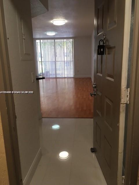 Foto del edificio - 8205 Lake Dr