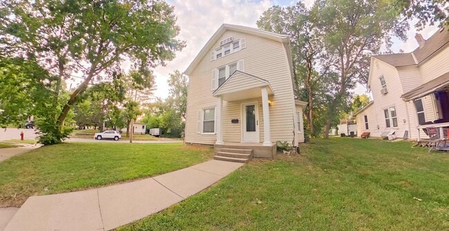 Building Photo - 3D Tour Available - Huge House!! 2 Kitchen...