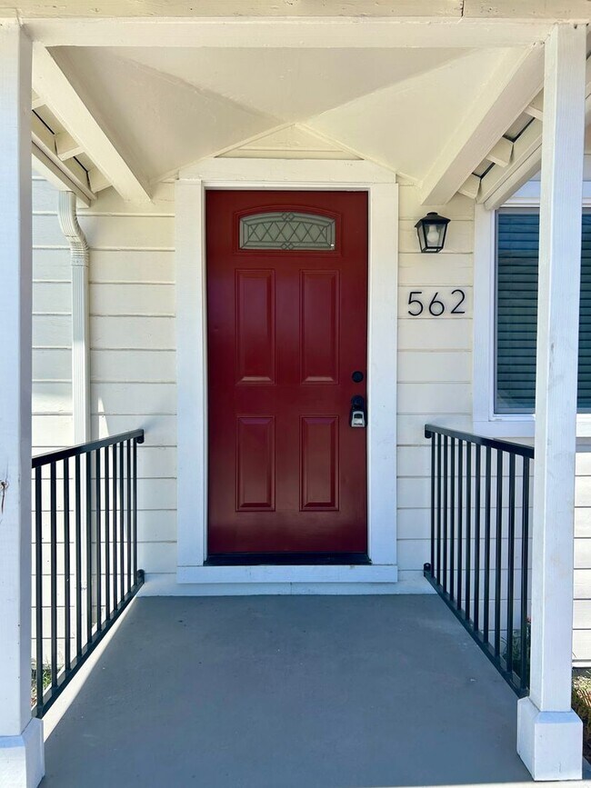 Foto del edificio - Completely Updated Huntwood area House!