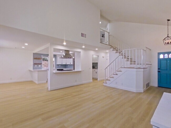 Building Photo - Beautifully remodeled 3 bed / 2.5 bathroom...