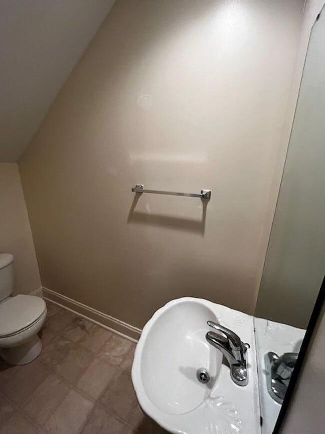 Building Photo - 2 Bedroom 2.5 bath townhome for rent