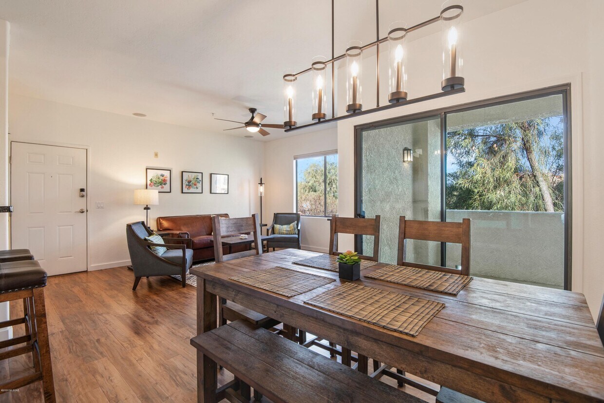 Foto principal - 2550 E River Rd