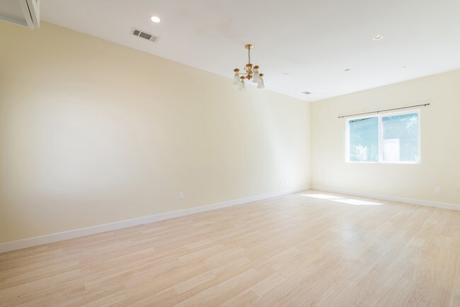 Building Photo - 748 W Dryden St