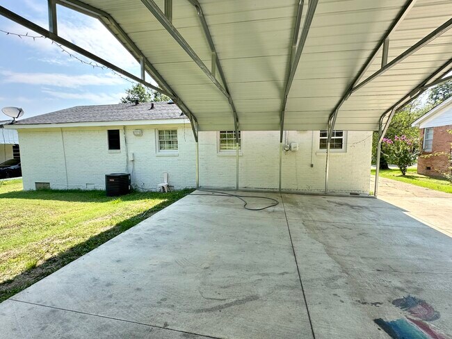 Building Photo - 916 Lynden Blvd