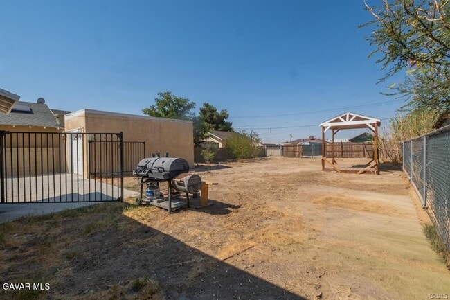 Building Photo - 2725 Desert St