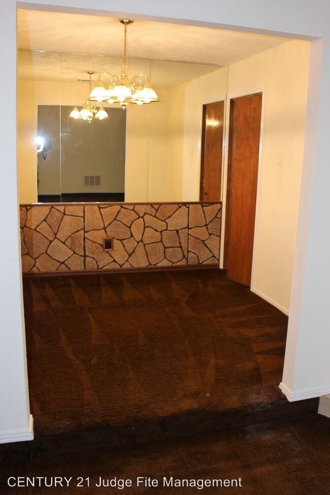 Foto del edificio - 1921 Garden Crest Ln