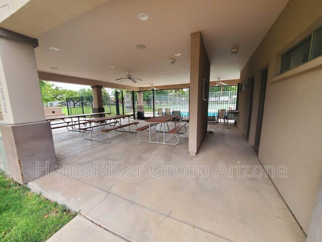 Building Photo - 1022 E Buena Vista Dr