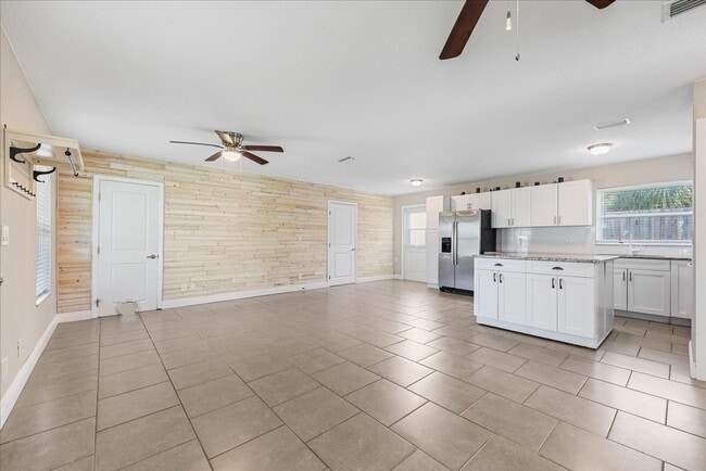 Building Photo - Beautiful and Upgraded 3/3 in South Tampa! Available Now!