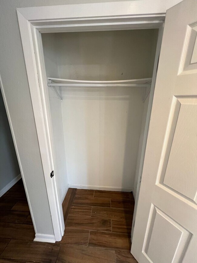 Building Photo - Remodeled 3 bed/2 bath in quiet neighborhood!
