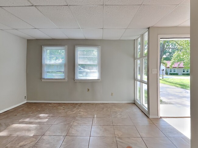 Building Photo - 1256 S Willow Ln Ave
