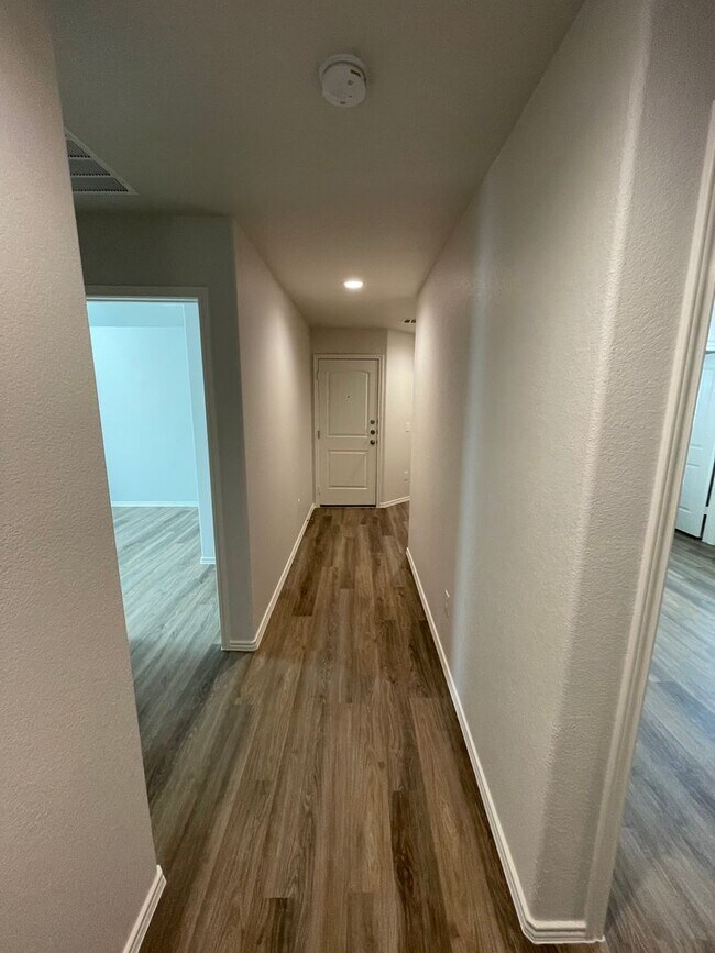 Foto del edificio - *Pre-Leasing* Four Bedroom | Two Bath Home...