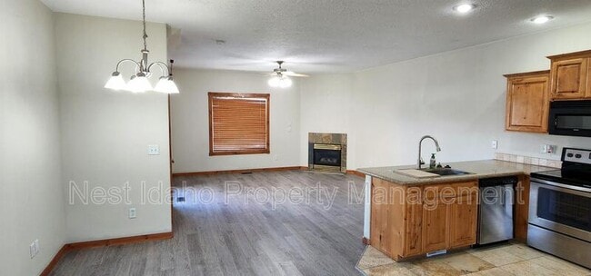 Building Photo - 518 S Benjamin Ave