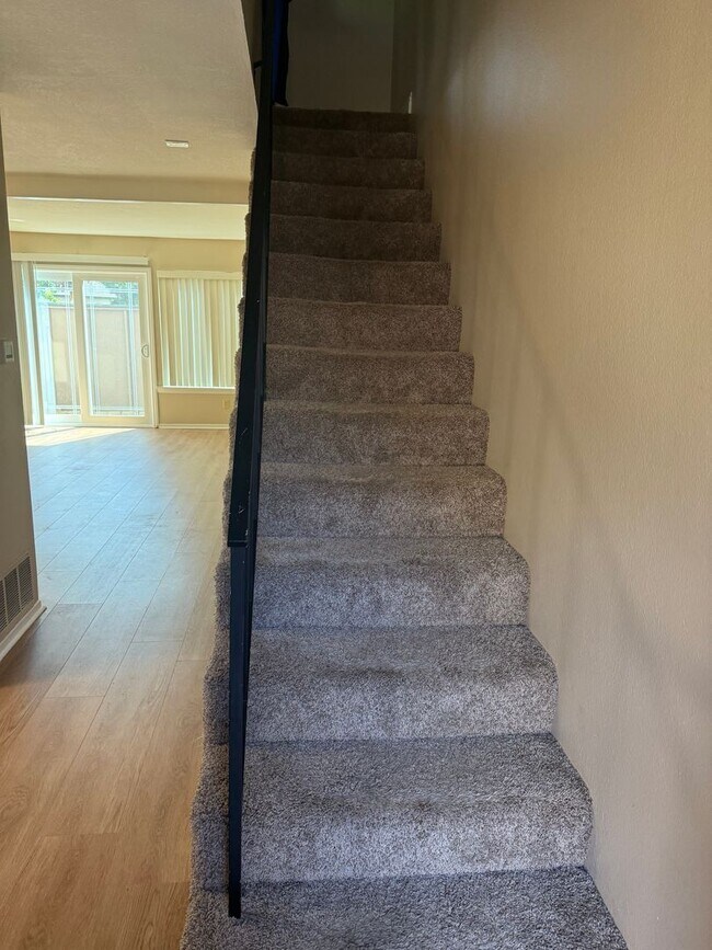 Foto del edificio - 2 Bedroom 1.5 Bath Beautiful Townhome in E...