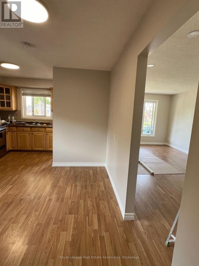 Building Photo - 86 Overlea Crescent