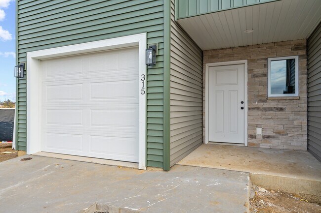 Foto del edificio - 311 Hickory Dr