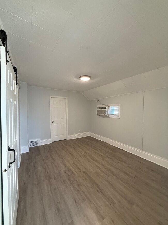 Building Photo - 111 Center Ave