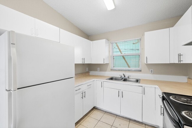 Foto del edificio - Cute 3/2 home with garage