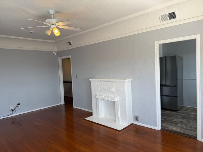 Foto del edificio - Beautiful 2 bedroom 1 bathroom upstairs ap...