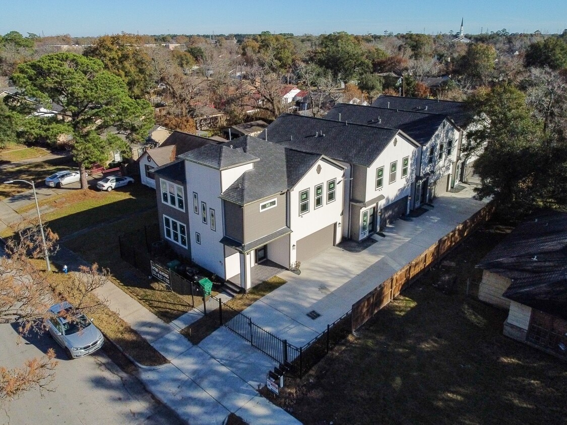 Foto principal - 4924 Winnetka St