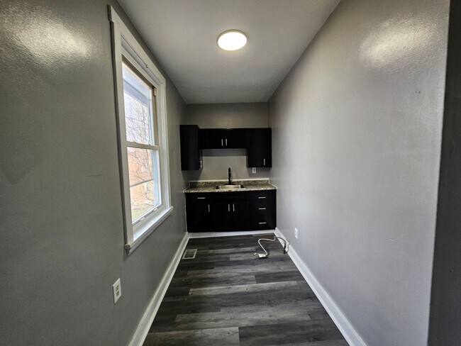 Foto del edificio - Newl updated 2 bedroom 1 bath located in C...
