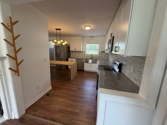 Kitchen - 1240 Skyview Rd