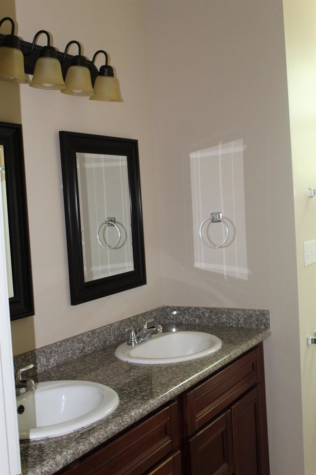 Foto del edificio - 6242 Warrington Dr