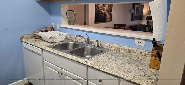 Kitchen with Nook - University Commons Apartments