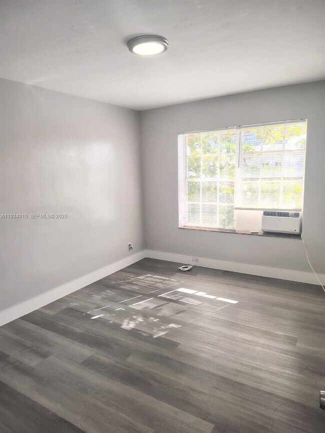 Building Photo - 6940 Bay Dr